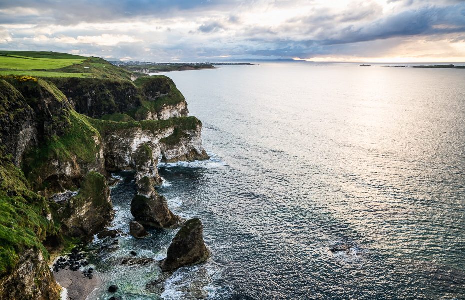 ceļojot ar auto ziemeļīrijas piekrastē