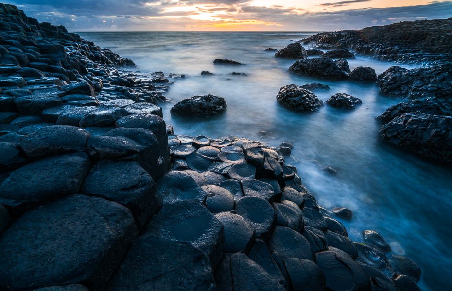 giants causeway pēc saulrieta ziemeļīrijā