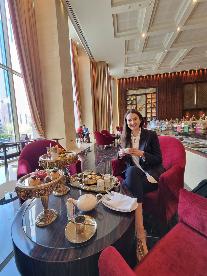 Raffles Hotel pēcpusdienas britu tēja Dubaijā