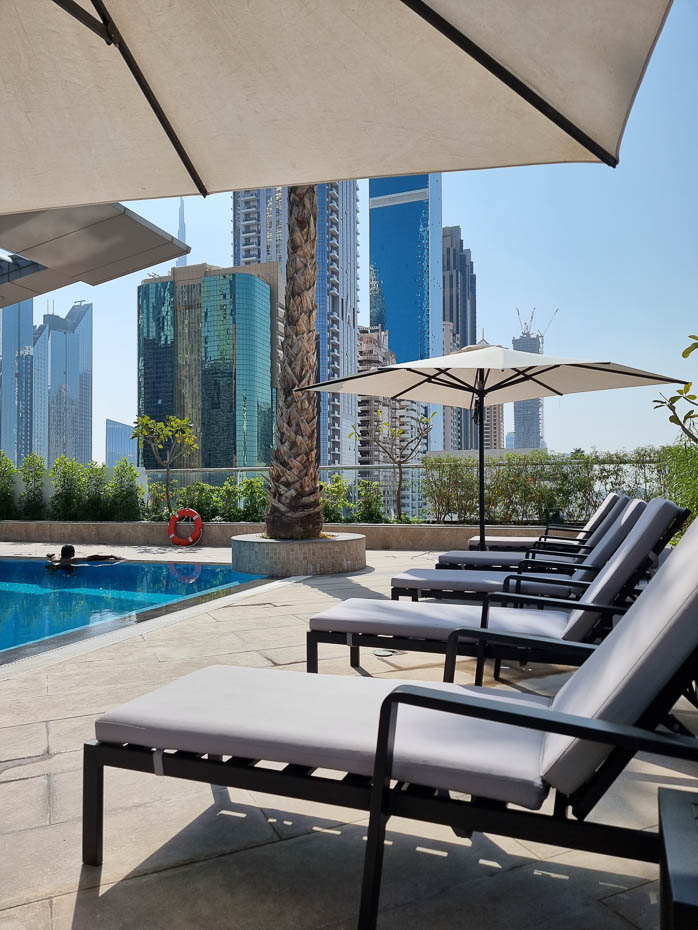 staybridge suites viesnīca dubaija baseins
